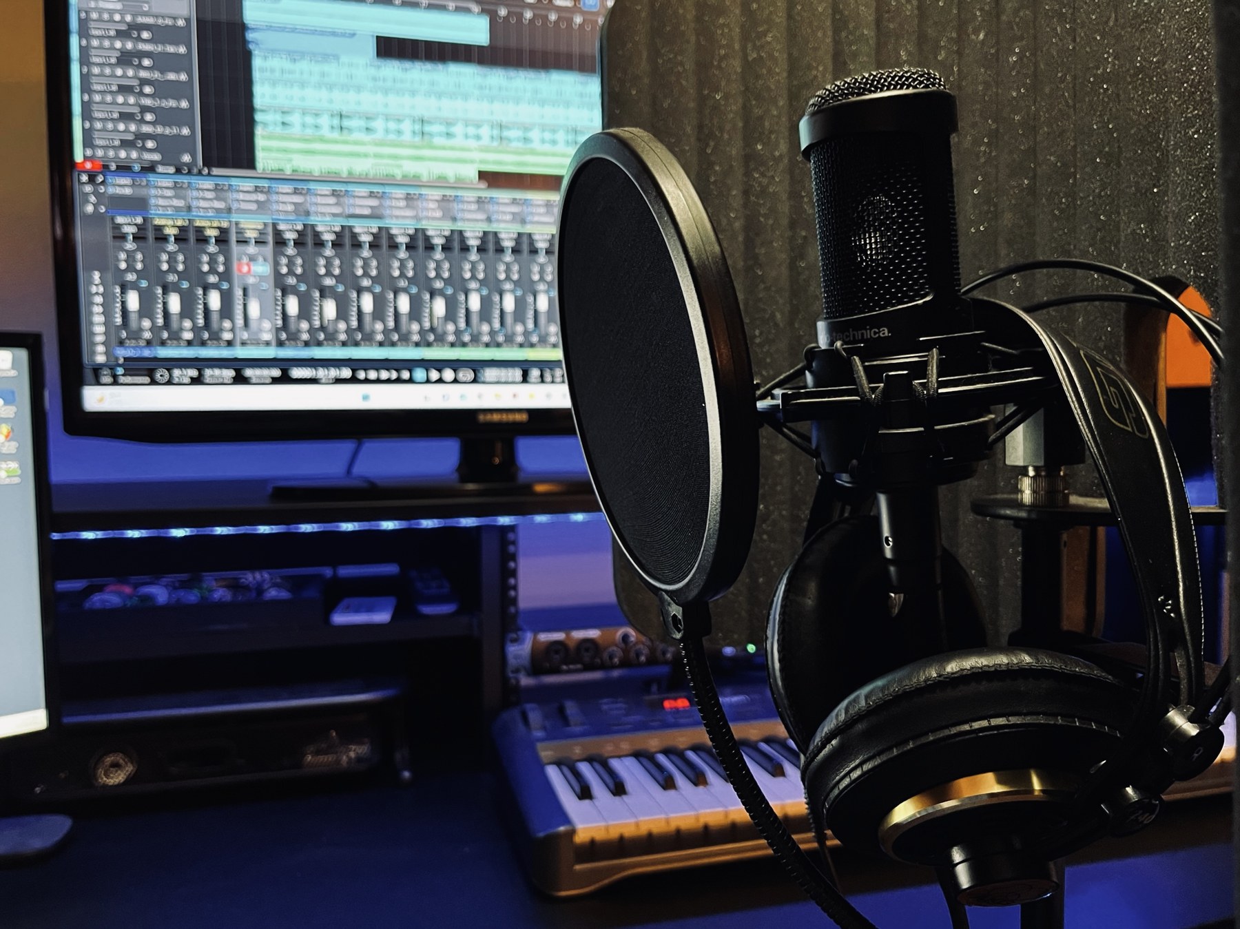 Microphone and headphones in the Hilltop recording setup